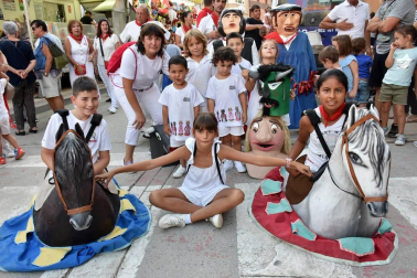 Las últimas horas del día de las fiestas de Arguedas dan mucho juego, sobre todo para los más pequeños de la casa. La cámara de ¡Click! se unió a la fiesta el sábado 10 de agosto para compartir con los vecinos la música de la charanga, la ronda de gigantes y cabezudos y el encierro simulado de toricos.