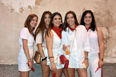 Las últimas horas del día de las fiestas de Arguedas dan mucho juego, sobre todo para los más pequeños de la casa. La cámara de ¡Click! se unió a la fiesta el sábado 10 de agosto para compartir con los vecinos la música de la charanga, la ronda de gigantes y cabezudos y el encierro simulado de toricos.