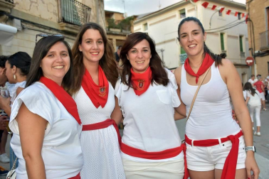 Las últimas horas del día de las fiestas de Arguedas dan mucho juego, sobre todo para los más pequeños de la casa. La cámara de ¡Click! se unió a la fiesta el sábado 10 de agosto para compartir con los vecinos la música de la charanga, la ronda de gigantes y cabezudos y el encierro simulado de toricos.