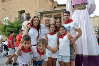 Las últimas horas del día de las fiestas de Arguedas dan mucho juego, sobre todo para los más pequeños de la casa. La cámara de ¡Click! se unió a la fiesta el sábado 10 de agosto para compartir con los vecinos la música de la charanga, la ronda de gigantes y cabezudos y el encierro simulado de toricos.