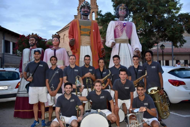 Las últimas horas del día de las fiestas de Arguedas dan mucho juego, sobre todo para los más pequeños de la casa. La cámara de ¡Click! se unió a la fiesta el sábado 10 de agosto para compartir con los vecinos la música de la charanga, la ronda de gigantes y cabezudos y el encierro simulado de toricos.