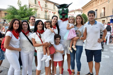 Las últimas horas del día de las fiestas de Arguedas dan mucho juego, sobre todo para los más pequeños de la casa. La cámara de ¡Click! se unió a la fiesta el sábado 10 de agosto para compartir con los vecinos la música de la charanga, la ronda de gigantes y cabezudos y el encierro simulado de toricos.