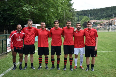 Dentro de escasas fechas el fútbol volverá a los campos navarros y los distintos equipos de la comunidad foral se encuentran inmersos en sus respectivas pretemporadas. Tal es el caso del Avance Ezcabarte, de Primera Autonómica, y el CD Itaroa Huarte, de Tercera División, que se enfrentaron en el terreno de juego de Igeldea con victoria para el conjunto 'cebollero' por 0 a 1, tanto convertido por Alfonso Aranguren.