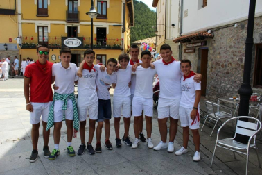 El sábado 10 de agosto, Aoiz arrancaba sus fiestas con el lanzamiento del cohete anunciador. El honor corrió a cargo de la Coral San Miguel, con motivo de la celebración de su 75 aniversario, que dio inicio con este acto a cinco días de algarabía festiva.