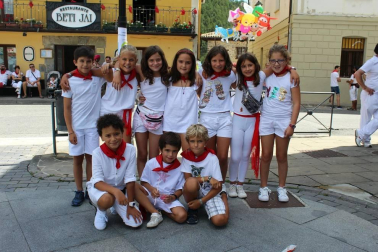 El sábado 10 de agosto, Aoiz arrancaba sus fiestas con el lanzamiento del cohete anunciador. El honor corrió a cargo de la Coral San Miguel, con motivo de la celebración de su 75 aniversario, que dio inicio con este acto a cinco días de algarabía festiva.