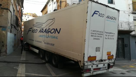 Un camión, atascado en el centro de Ablitas