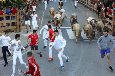 Los toros de la ganadería onubense Prieto de la Cal protagonizaron la segunda carrera, que duró más de 10 minutos y se saldó con dos heridos por asta.