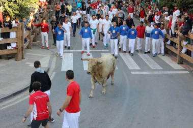 Los toros de la ganadería onubense Prieto de la Cal protagonizaron la segunda carrera, que duró más de 10 minutos y se saldó con dos heridos por asta.