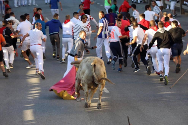 Los toros de la ganadería onubense Prieto de la Cal protagonizaron la segunda carrera, que duró más de 10 minutos y se saldó con dos heridos por asta.