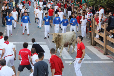 Los toros de la ganadería onubense Prieto de la Cal protagonizaron la segunda carrera, que duró más de 10 minutos y se saldó con dos heridos por asta.