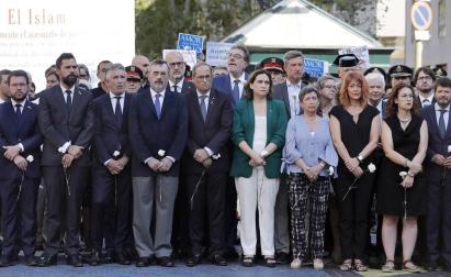 Barcelona homenajea a las víctimas del 17A con flores
