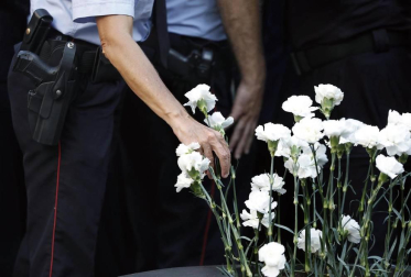 Barcelona homenajea a las víctimas del 17A con flores