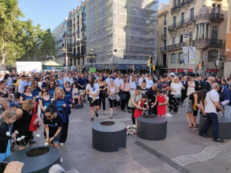 Barcelona homenajea a las víctimas del 17A con flores