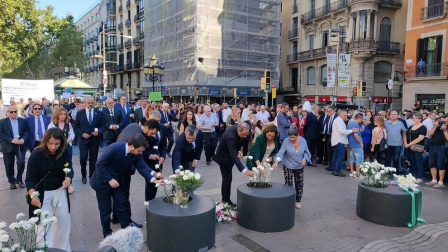 Barcelona homenajea a las víctimas del 17A con flores