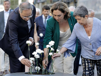 Barcelona homenajea a las víctimas del 17A con flores