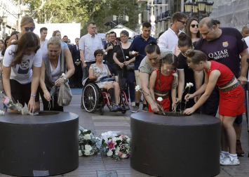 Barcelona homenajea a las víctimas del 17A con flores