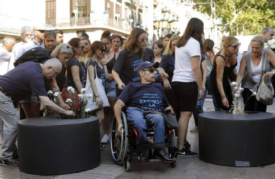 Barcelona homenajea a las víctimas del 17A con flores