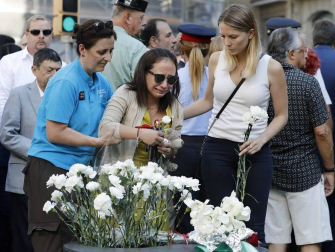 Barcelona homenajea a las víctimas del 17A con flores