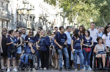 Barcelona homenajea a las víctimas del 17A con flores