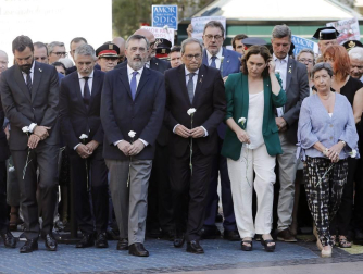 Barcelona homenajea a las víctimas del 17A con flores