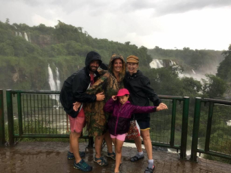 Una madre, un padre, dos hijos, una furgoneta, cuatro países, 15.000 kilómetros y diez meses. La pamplonesa Cristina Saraldi, de 38 años, y su familia recorrieron Chile, Argentina, Bolivia y Perú