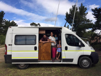 Una madre, un padre, dos hijos, una furgoneta, cuatro países, 15.000 kilómetros y diez meses. La pamplonesa Cristina Saraldi, de 38 años, y su familia recorrieron Chile, Argentina, Bolivia y Perú