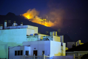 El incendio de Gran Canaria se descontrola y amenaza el parque natural de Tamadaba