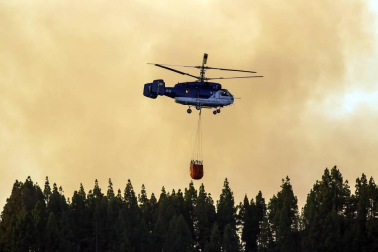 El incendio de Gran Canaria se descontrola y amenaza el parque natural de Tamadaba