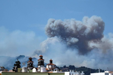 El incendio de Gran Canaria se descontrola y amenaza el parque natural de Tamadaba