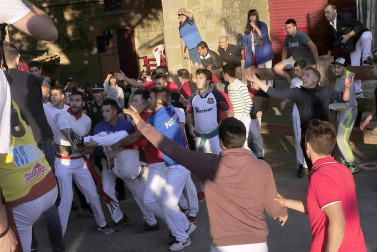Todas las fotos de la cogida del callejón del tercer encierro de fiestas de Tafalla, en Diario de Navarra