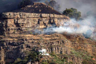 Unos 8.000 evacuados por el fuego que avanza sin control en Gran Canaria