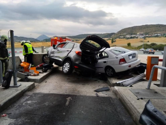 Dos coches colisionaron en el peaje de Zuasti. Un coche francés, cuya conductora fue trasladada al hospital (su marido resultó ileso) fue embestido por detrás por otro turismo. Su conductor afirmó que el acelerador se le quedó agarrotado y no pudo evitar el choque.