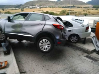 Dos coches colisionaron en el peaje de Zuasti. Un coche francés, cuya conductora fue trasladada al hospital (su marido resultó ileso) fue embestido por detrás por otro turismo. Su conductor afirmó que el acelerador se le quedó agarrotado y no pudo evitar el choque.