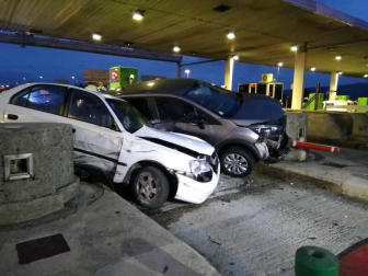 Dos coches colisionaron en el peaje de Zuasti. Un coche francés, cuya conductora fue trasladada al hospital (su marido resultó ileso) fue embestido por detrás por otro turismo. Su conductor afirmó que el acelerador se le quedó agarrotado y no pudo evitar el choque.