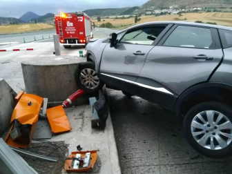 Dos coches colisionaron en el peaje de Zuasti. Un coche francés, cuya conductora fue trasladada al hospital (su marido resultó ileso) fue embestido por detrás por otro turismo. Su conductor afirmó que el acelerador se le quedó agarrotado y no pudo evitar el choque.