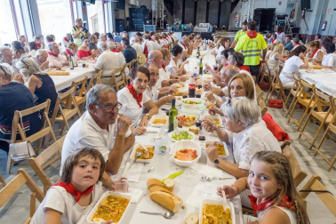 Todas las fotos de la comida popular de Fiestas de Cabanillas 2019 en el Diario de Navarra