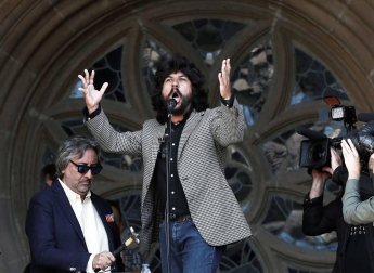 Cientos de personas han acudido este martes a la explanada de la Catedral de Pamplona donde se ha celebrado un homenaje a la campana Gabriela por su 500 aniversario, con la intervención de la Capilla de Música de la Catedral, Josemi y Juan Carmona, David de Jacoba y Rancapino Chico, actuación que ha servido de inauguración del VI Festival Flamenco on Fire.