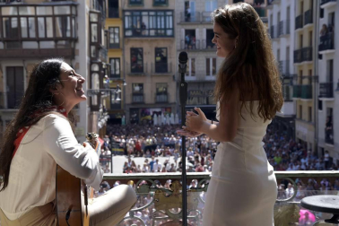 Amaia deja muda con su cante a una plaza del Ayuntamiento abarrotada