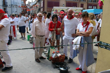 En la pochada de las fiestas de Lerín de este año se repartieron 1.600 raciones del guiso, elaborado con 400 kg. de alubias.