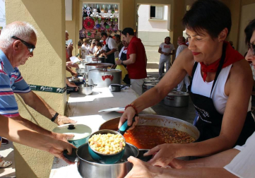 En la pochada de las fiestas de Lerín de este año se repartieron 1.600 raciones del guiso, elaborado con 400 kg. de alubias.
