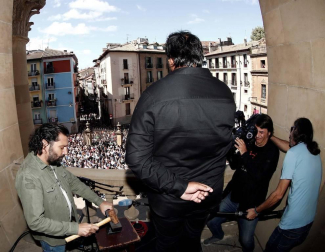 Cientos de personas han acudido este martes a la explanada de la Catedral de Pamplona donde se ha celebrado un homenaje a la campana Gabriela por su 500 aniversario, con la intervención de la Capilla de Música de la Catedral, Josemi y Juan Carmona, David de Jacoba y Rancapino Chico, actuación que ha servido de inauguración del VI Festival Flamenco on Fire.
