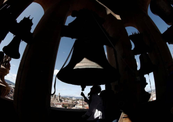 Cientos de personas han acudido este martes a la explanada de la Catedral de Pamplona donde se ha celebrado un homenaje a la campana Gabriela por su 500 aniversario, con la intervención de la Capilla de Música de la Catedral, Josemi y Juan Carmona, David de Jacoba y Rancapino Chico, actuación que ha servido de inauguración del VI Festival Flamenco on Fire.