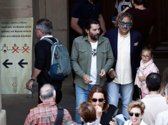 Cientos de personas han acudido este martes a la explanada de la Catedral de Pamplona donde se ha celebrado un homenaje a la campana Gabriela por su 500 aniversario, con la intervención de la Capilla de Música de la Catedral, Josemi y Juan Carmona, David de Jacoba y Rancapino Chico, actuación que ha servido de inauguración del VI Festival Flamenco on Fire.