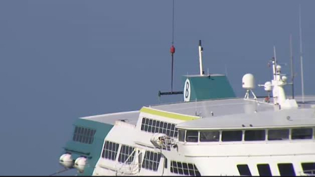 Comienzan la descarga de los coches del ferry encallado en Dénia