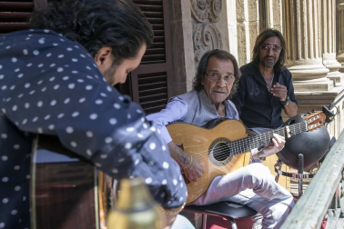 El flamenco de Ketama y Pepe Habichuela se asoma al balcón del Ayuntamiento de Pamplona