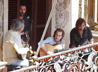 El flamenco de Ketama y Pepe Habichuela se asoma al balcón del Ayuntamiento de Pamplona