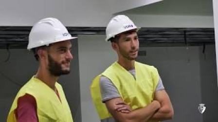 La junta directiva y los jugadores visitan la obra de la reforma de El Sadar
