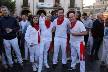 'Puro relajo', grupo de música con raíces en esta localidad de la comarca de Sangüesa, hizo disfrutar a sus vecinos con el amplio repertorio de canciones mexicanas y clásicos en euskera que le han lanzado a la fama. El concierto sirvió para arrancar las fiestas de Aibar, que se prolongaron del 15 al 20 de agosto.