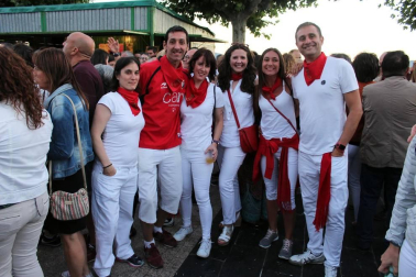 'Puro relajo', grupo de música con raíces en esta localidad de la comarca de Sangüesa, hizo disfrutar a sus vecinos con el amplio repertorio de canciones mexicanas y clásicos en euskera que le han lanzado a la fama. El concierto sirvió para arrancar las fiestas de Aibar, que se prolongaron del 15 al 20 de agosto.