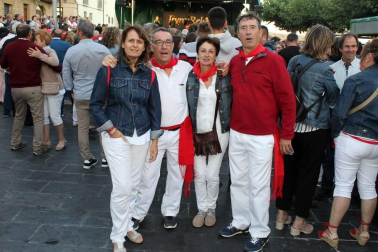 'Puro relajo', grupo de música con raíces en esta localidad de la comarca de Sangüesa, hizo disfrutar a sus vecinos con el amplio repertorio de canciones mexicanas y clásicos en euskera que le han lanzado a la fama. El concierto sirvió para arrancar las fiestas de Aibar, que se prolongaron del 15 al 20 de agosto.